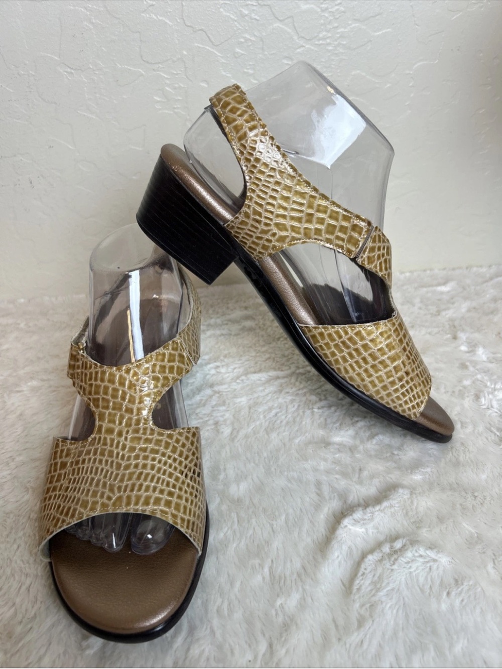 SAS Suntimer Gold Crock Leather Comfort Sandals Size 9 M Made In USA Hook Loop